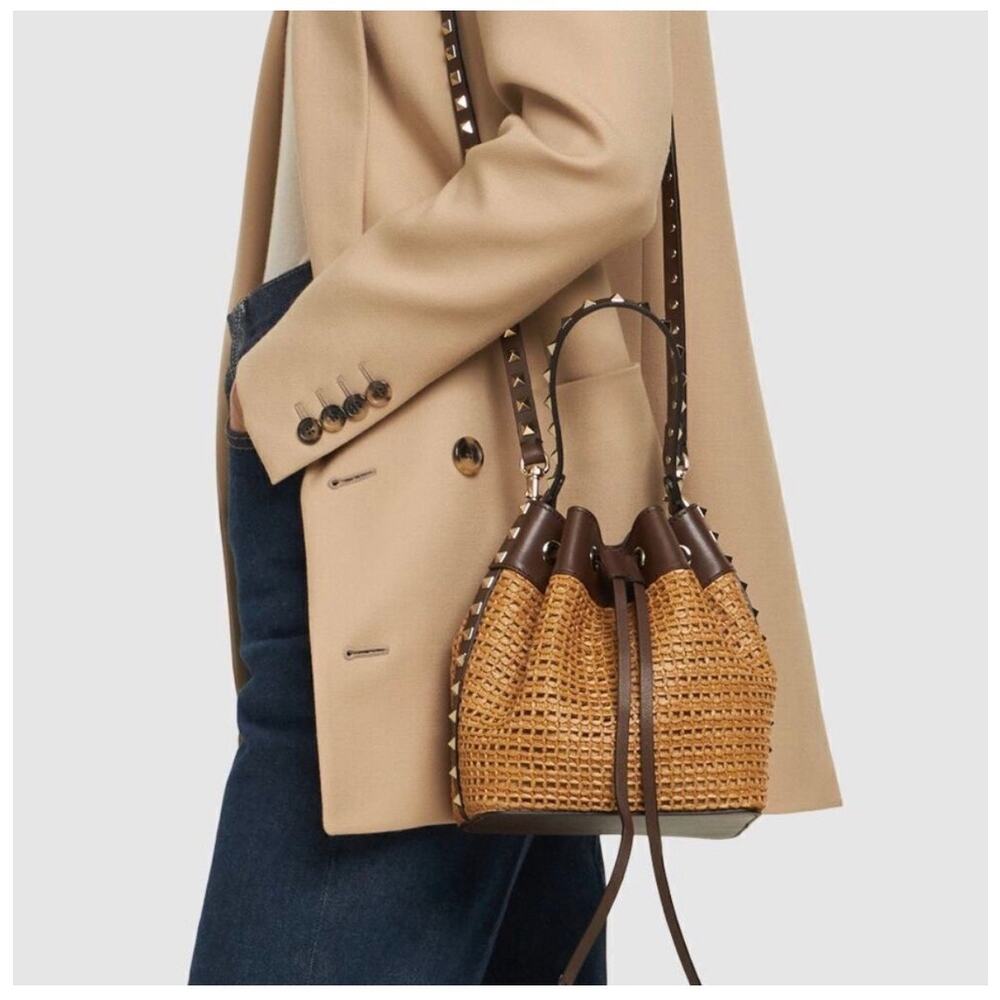 Valentino Garavani Rockstud Raffia Effect Bucket Bag Tobacco Cacao Crossbody - Picture 2 of 15
